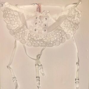 !!!!VALENTINE'S!!!! VICTORIA SECRET WHITE GARTER BELT SZ M/L NWT
